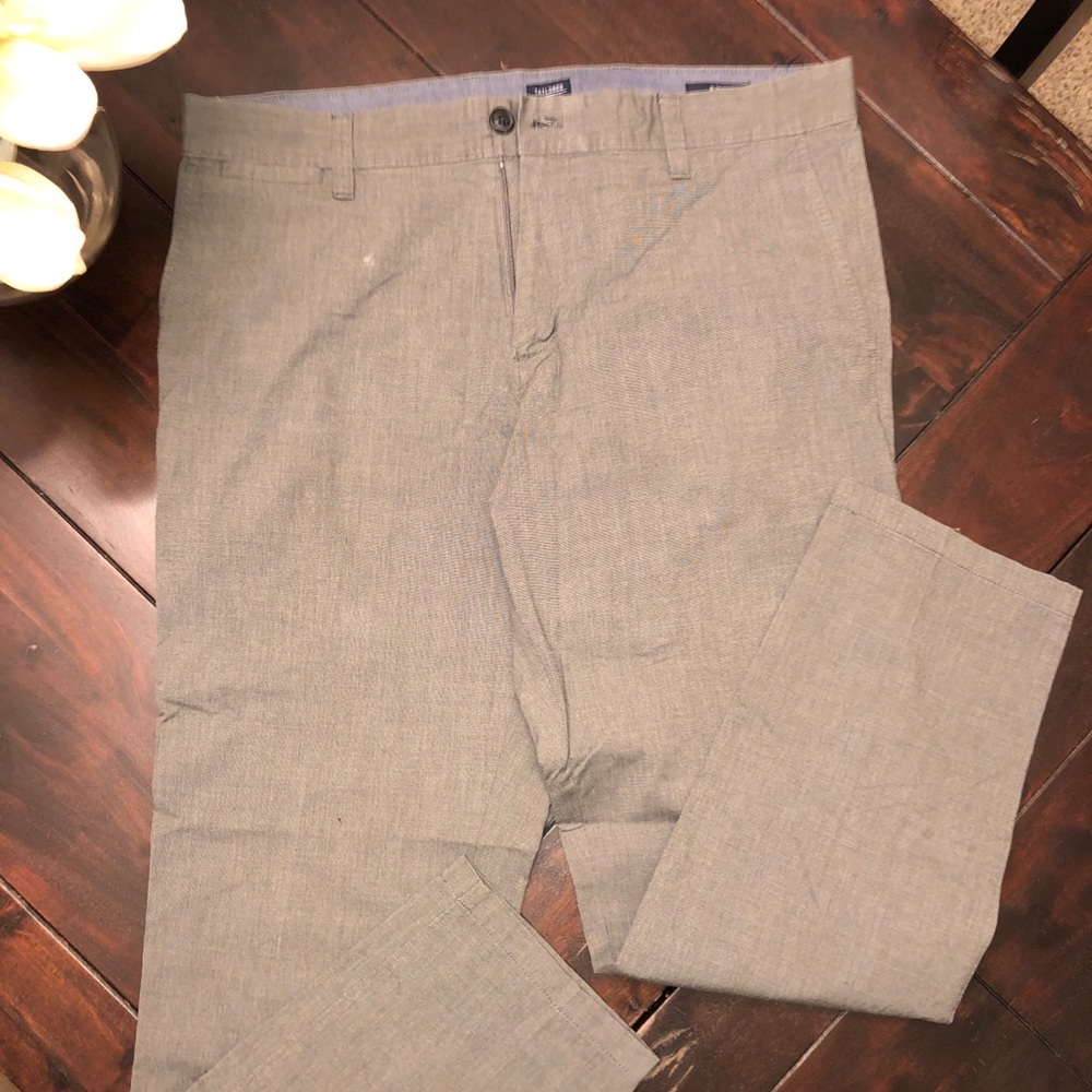 Gap khaki pant. Tailored fit. 34X30